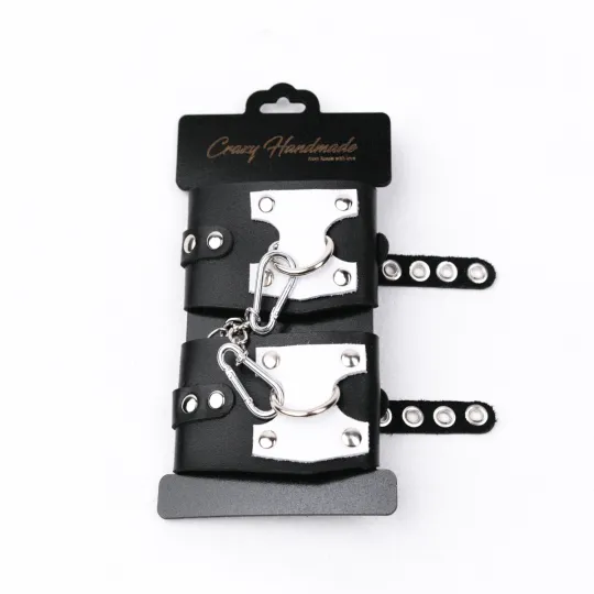 Наручники из черной кожи с белым декором