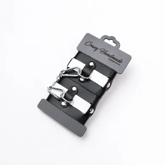 Наручники из черной кожи с белым ремнем