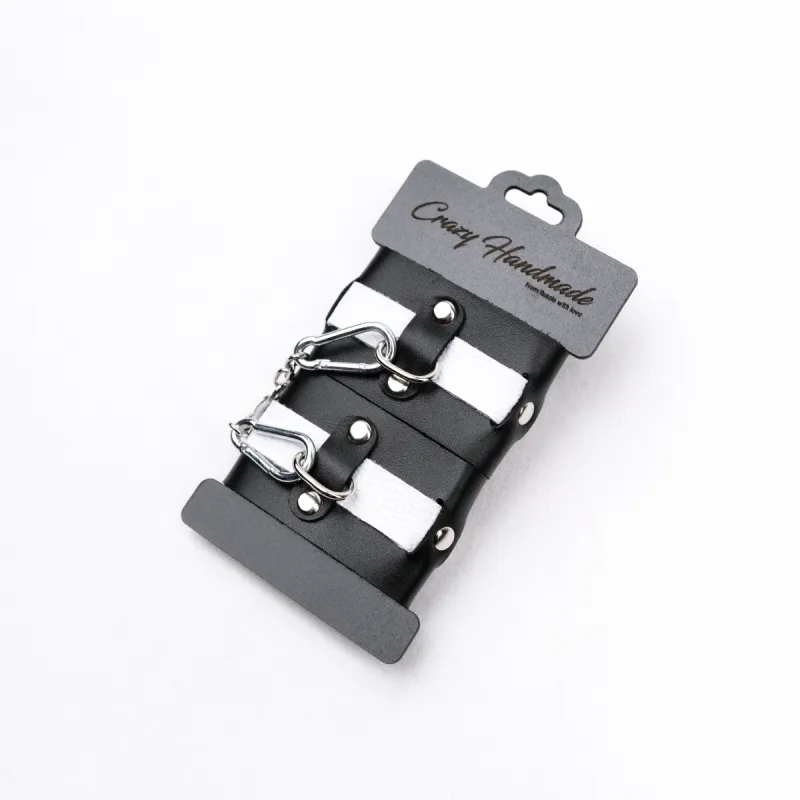 Наручники из черной кожи с белым ремнем