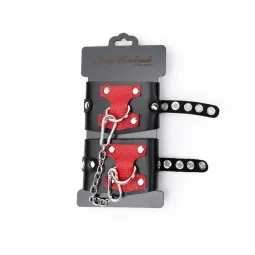 Наручники из черной кожи с красным декором