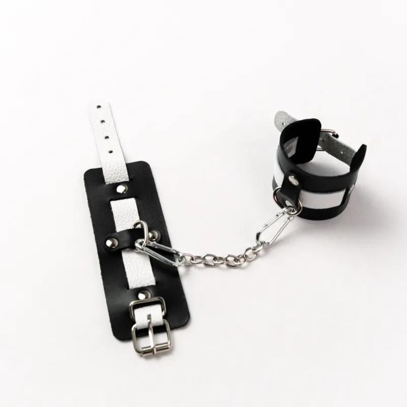 Оковы из черной кожи с белым ремнем