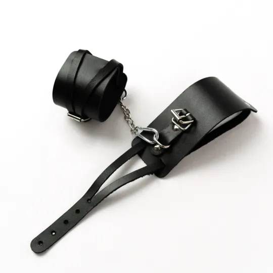 Оковы из черной кожи с креплением в виде веревочек