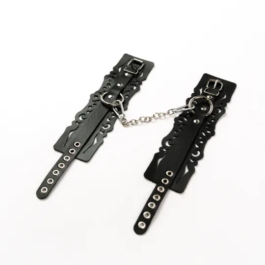 Оковы из черной кожи с узорами