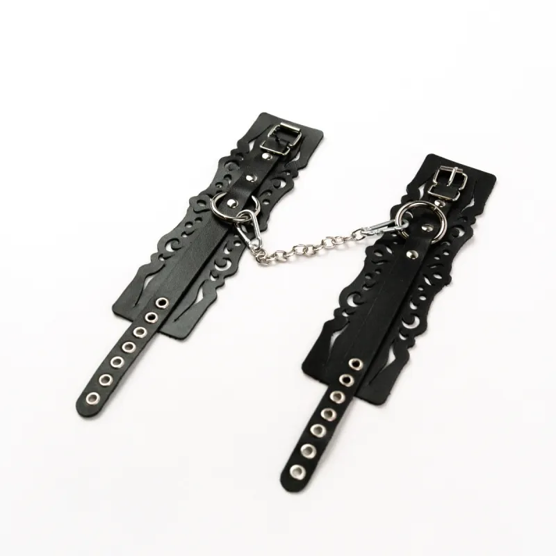 Оковы из черной кожи с узорами