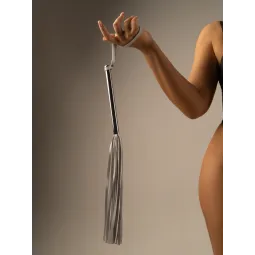 Флоггер из белой кожи с хромированной ручкой