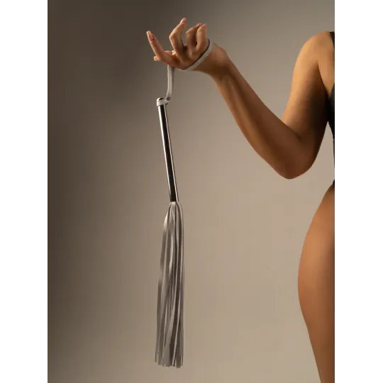 Флоггер из белой кожи с хромированной ручкой