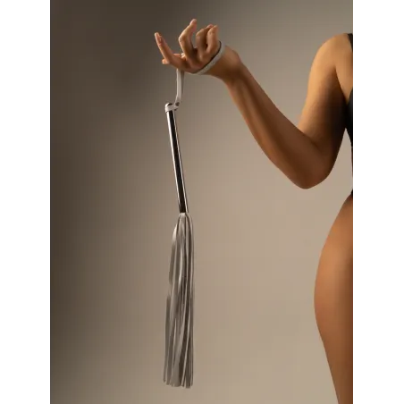 Флоггер из белой кожи с хромированной ручкой