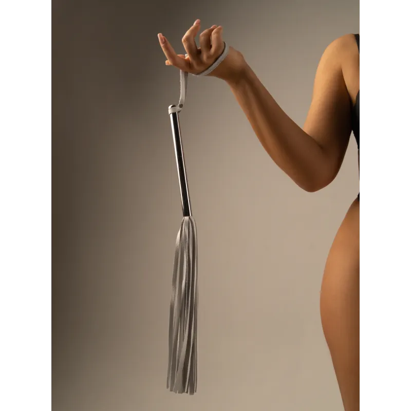 Флоггер из белой кожи с хромированной ручкой