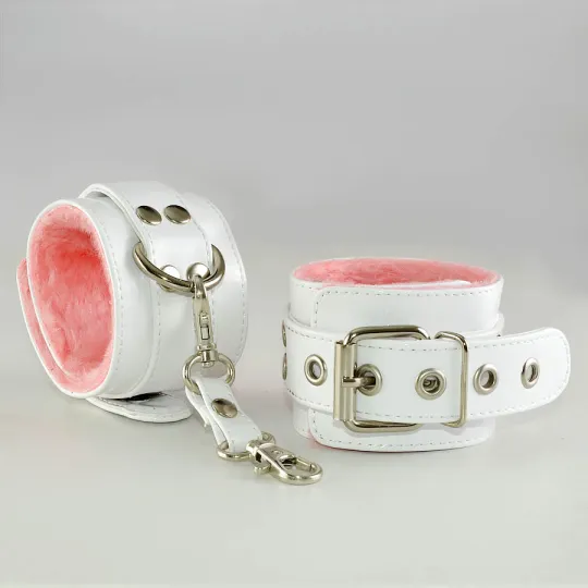 Наручники с ремешком, лаковые