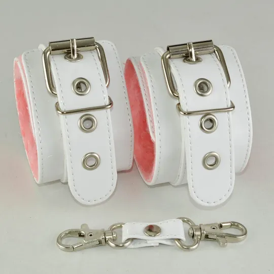 Наручники с ремешком, лаковые
