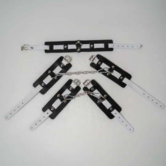 Набор из черной кожи с белым ремнем