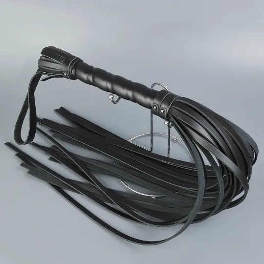 Плеть черная многохвостая