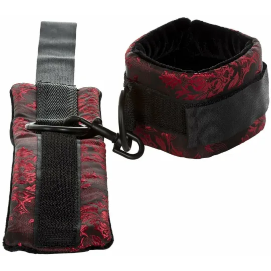 Кляп с наручниками SCANDAL BRTHBLE BLL GAG w/CFFS