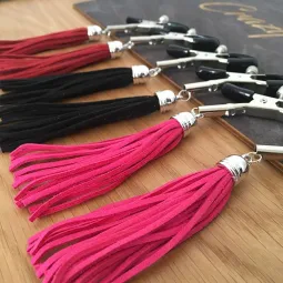 Зажимы на соски с замшевыми кисточками, цвет черный