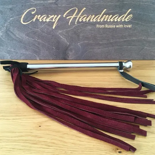 Плеть из натуральной замши винного цвета.