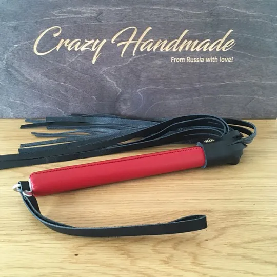 Плеть черно-красная, натуральная кожа.
