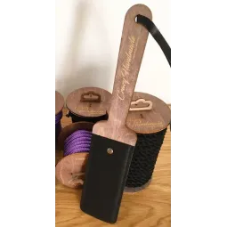 Пэдл из дерева и кожи.