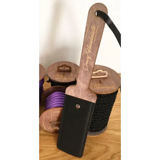 Пэдл из дерева и кожи.