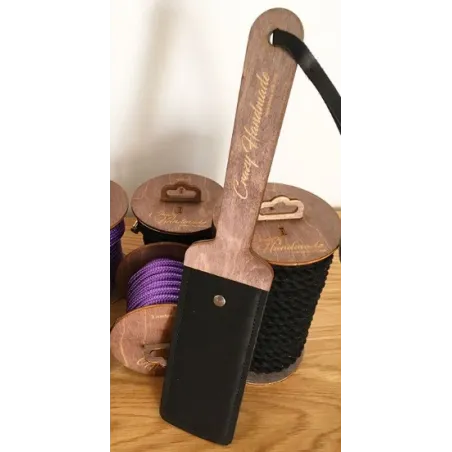 Пэдл из дерева и кожи.