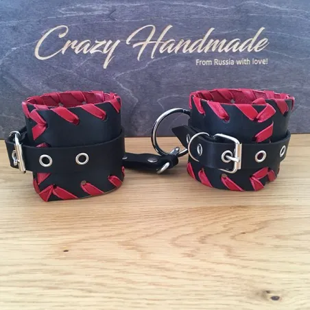 Оковы из натуральной кожи с отделкой из красной кожи