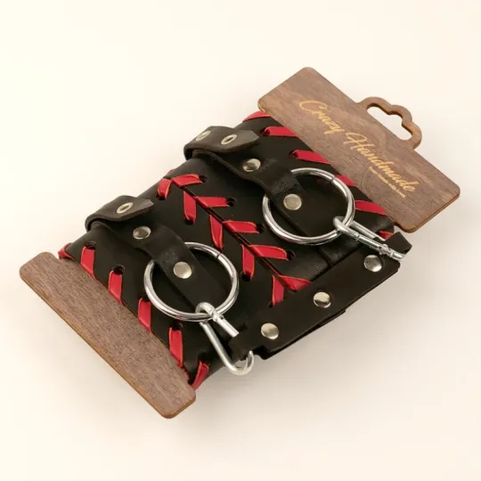 Оковы из натуральной кожи с отделкой из красной кожи