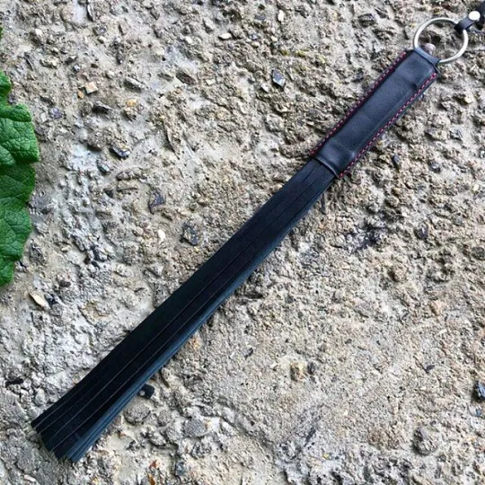 Плеть из натуральной кожи.