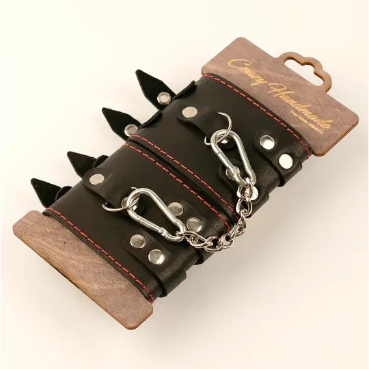 Наручники из кожи с двумя ремнями и черной подкладкой