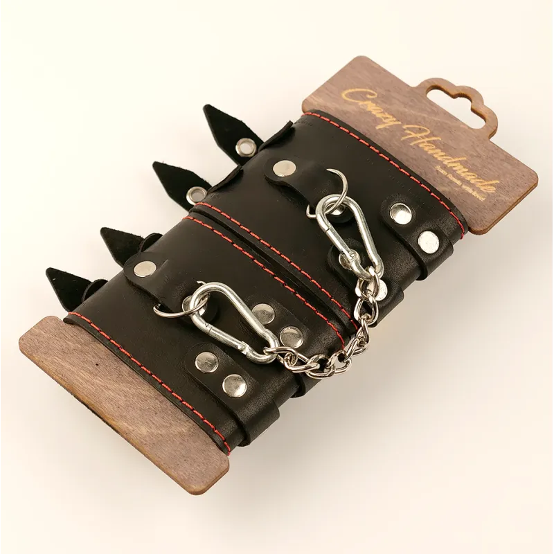 Наручники из кожи с двумя ремнями и черной подкладкой