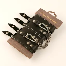 Оковы из кожи с двумя ремнями и красной подкладкой