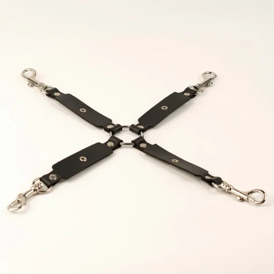 Крестик с карабинами для фиксации рук и ног